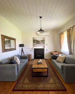Daleys cottage farm stay cottage lounge room
