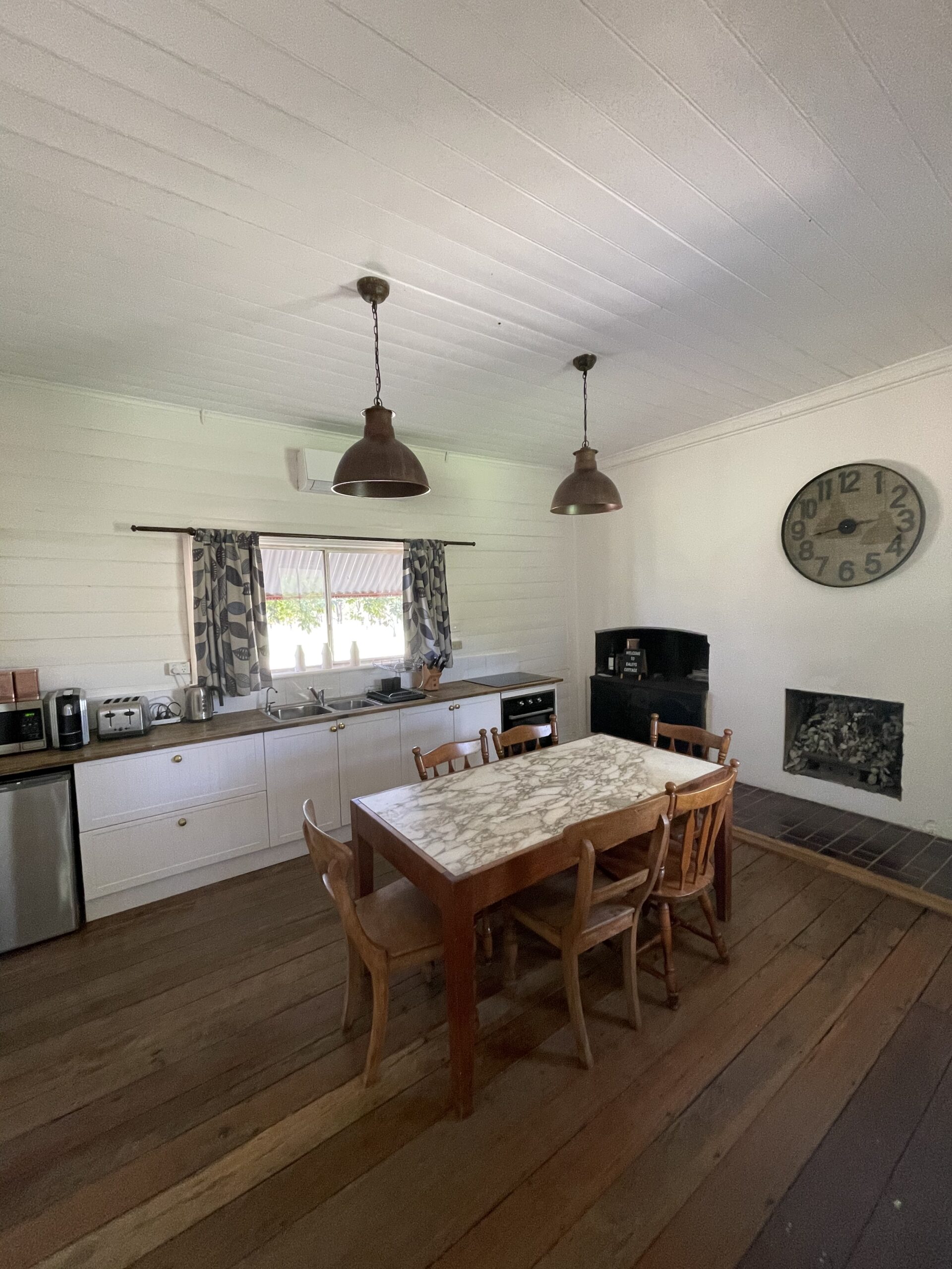 Daleys cottage farm stay cottage kitchen