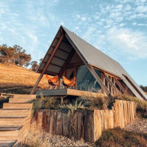 Totally off grid cabin in Gundagai. Sweeneys ecohut is on the side of a large hill with views over the river flats. Soak in the hot tub under the stars and rejuvenate from you busy day to day life.