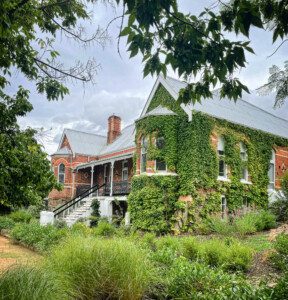 Luxurious hotel in Gundagai covered in ivy